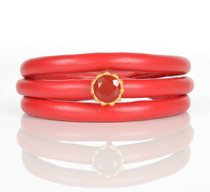 Rød læder armbånd med rød Onyx charms. Match serien.